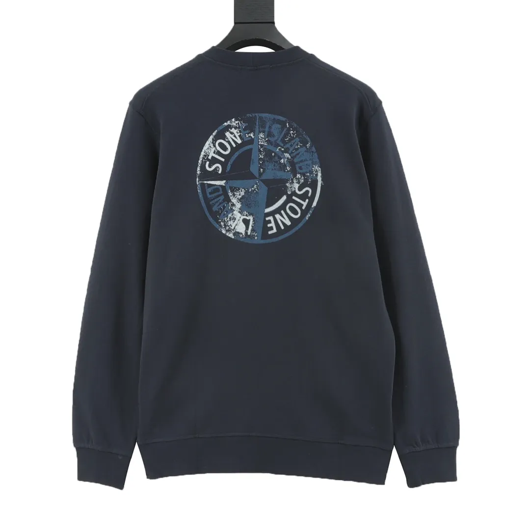 🅿️480 Stone Island 25FW reflective letter round neck sweatshirt is made of high-quality pure cotton fabric, which is not only soft to the touch, without any itch when close to the skin, but also has excellent performance. Moreover, the fabric has been specially treated to be wear-resistant and can still maintain good shape and color after multiple washes. The classic round neck design is simple and elegant, adapting to various face shapes and facial lines. The exquisite stitching on the cuffs and hem demonstrates the brand's ultimate pursuit of details. It is strong and durable and will not easily come off. Size: S-XL